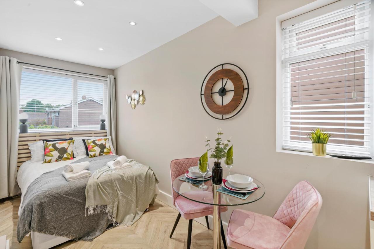 Cosy Heathrow Studios - Parking - Garden London Ngoại thất bức ảnh