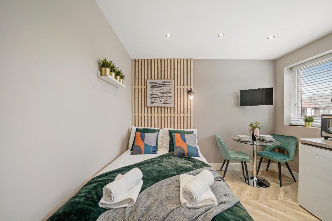 Cosy Heathrow Studios - Parking - Garden London Ngoại thất bức ảnh
