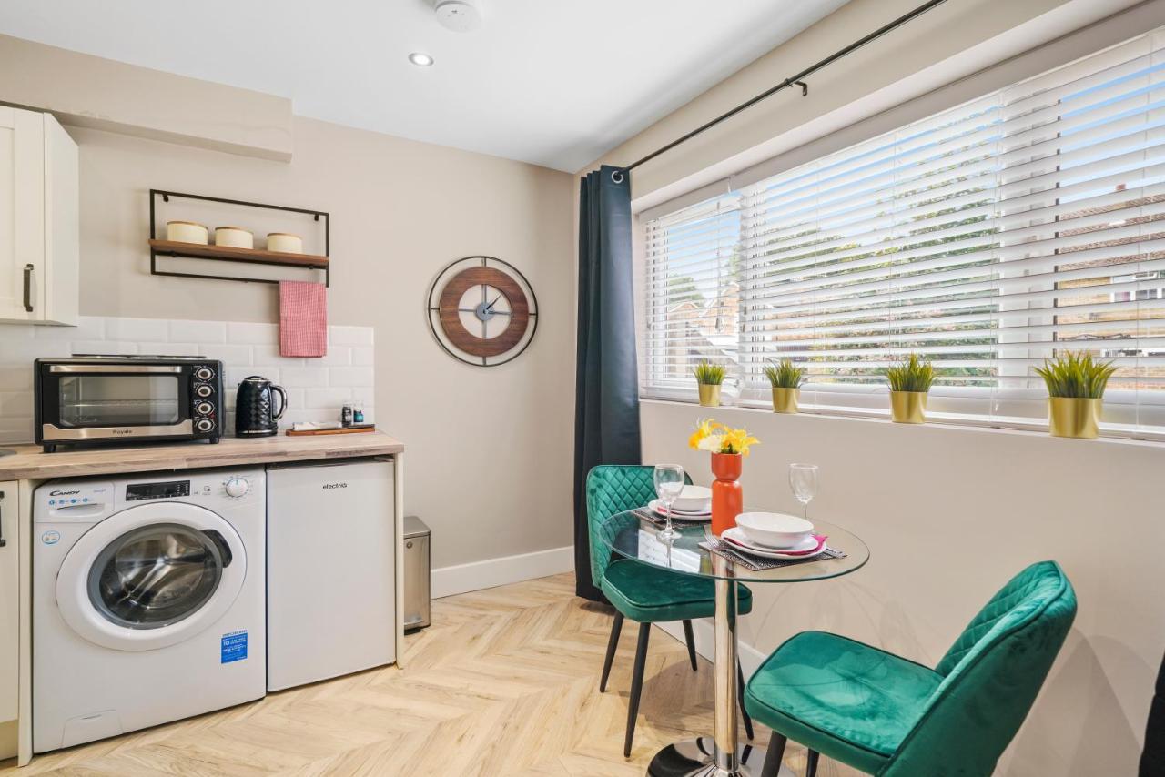 Cosy Heathrow Studios - Parking - Garden London Ngoại thất bức ảnh