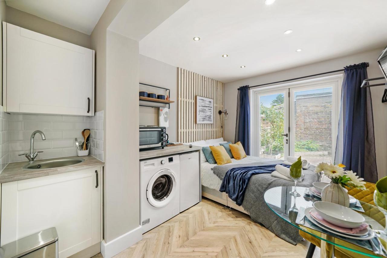 Cosy Heathrow Studios - Parking - Garden London Ngoại thất bức ảnh