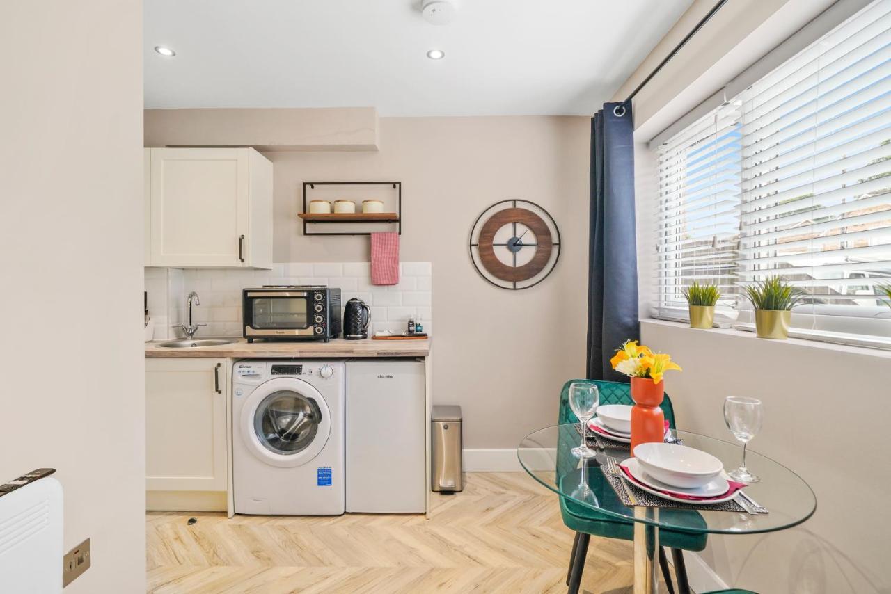 Cosy Heathrow Studios - Parking - Garden London Ngoại thất bức ảnh