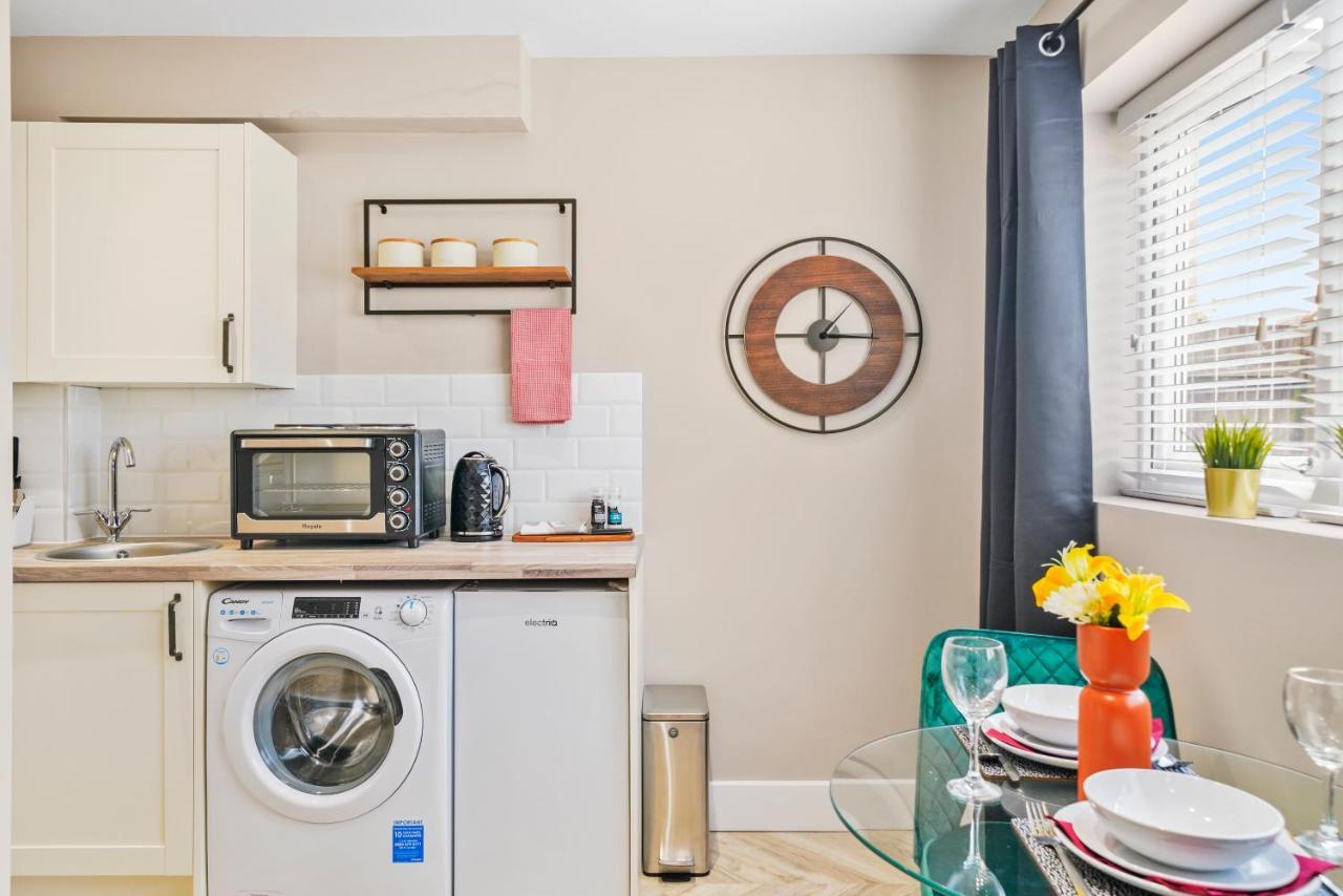 Cosy Heathrow Studios - Parking - Garden London Ngoại thất bức ảnh