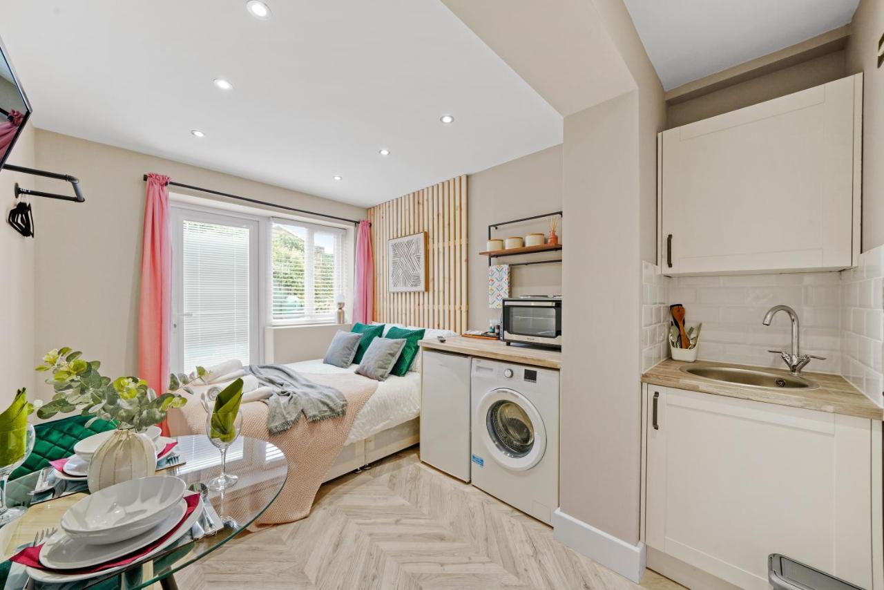 Cosy Heathrow Studios - Parking - Garden London Ngoại thất bức ảnh