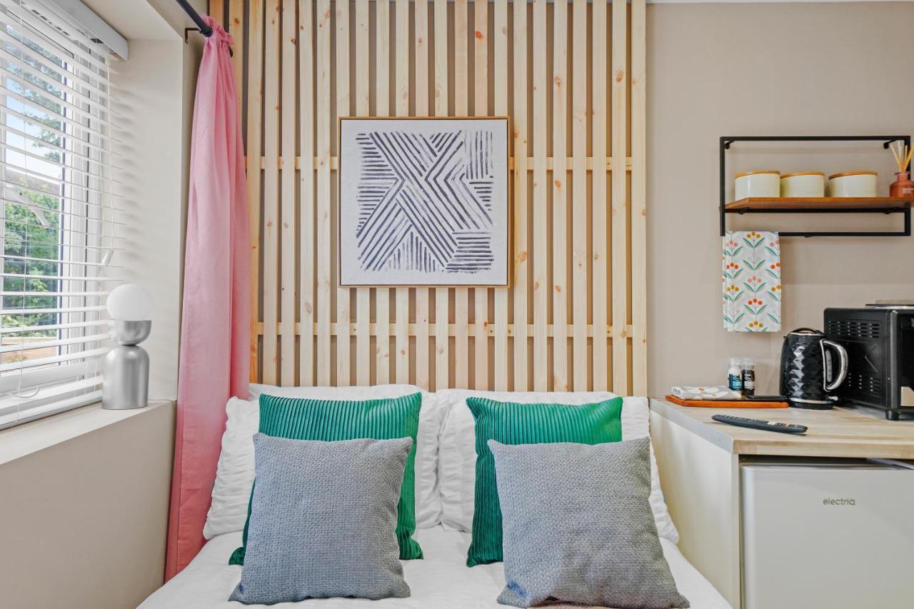 Cosy Heathrow Studios - Parking - Garden London Ngoại thất bức ảnh