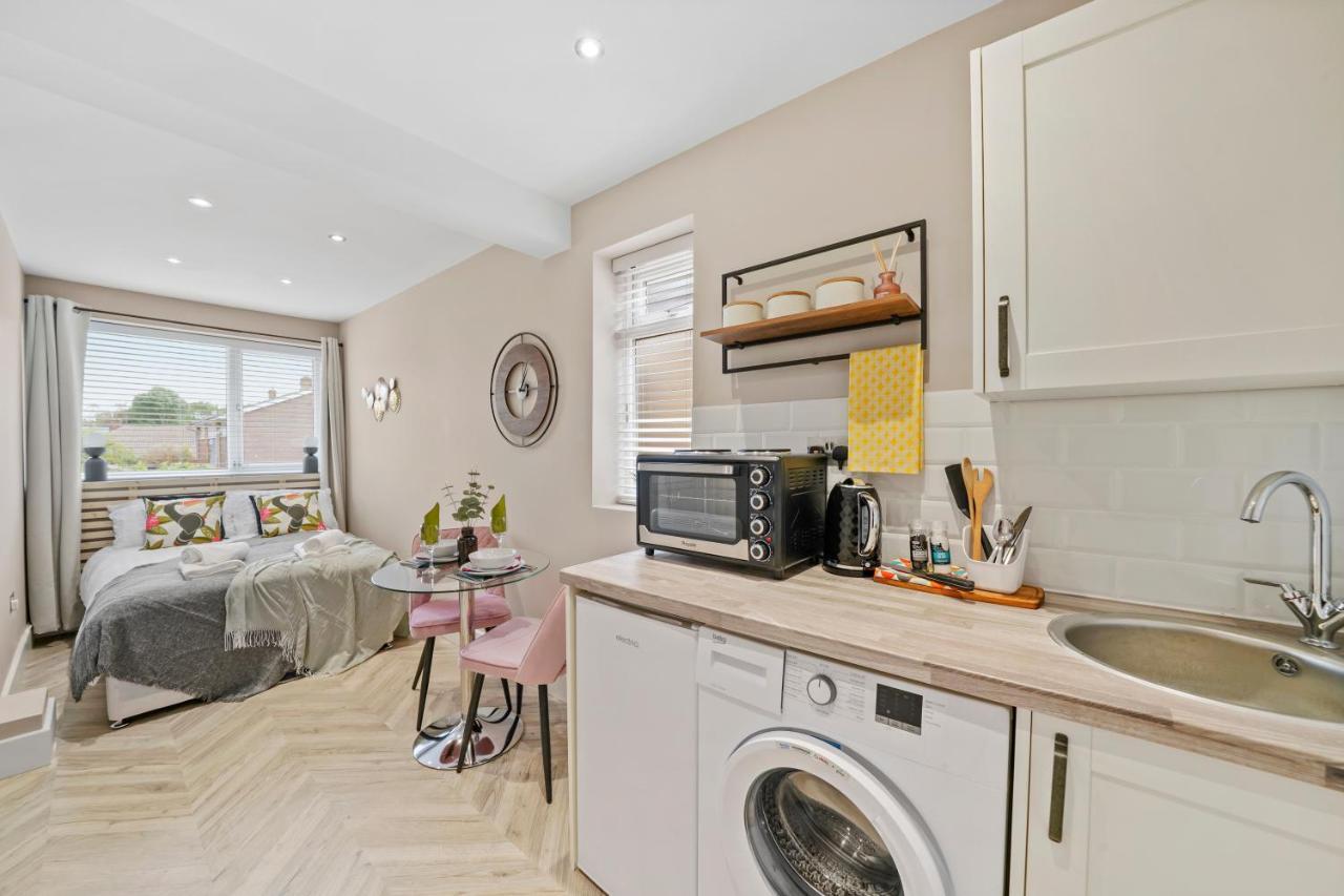 Cosy Heathrow Studios - Parking - Garden London Ngoại thất bức ảnh