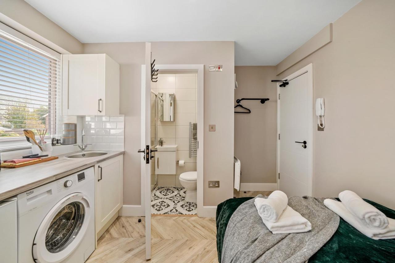 Cosy Heathrow Studios - Parking - Garden London Ngoại thất bức ảnh