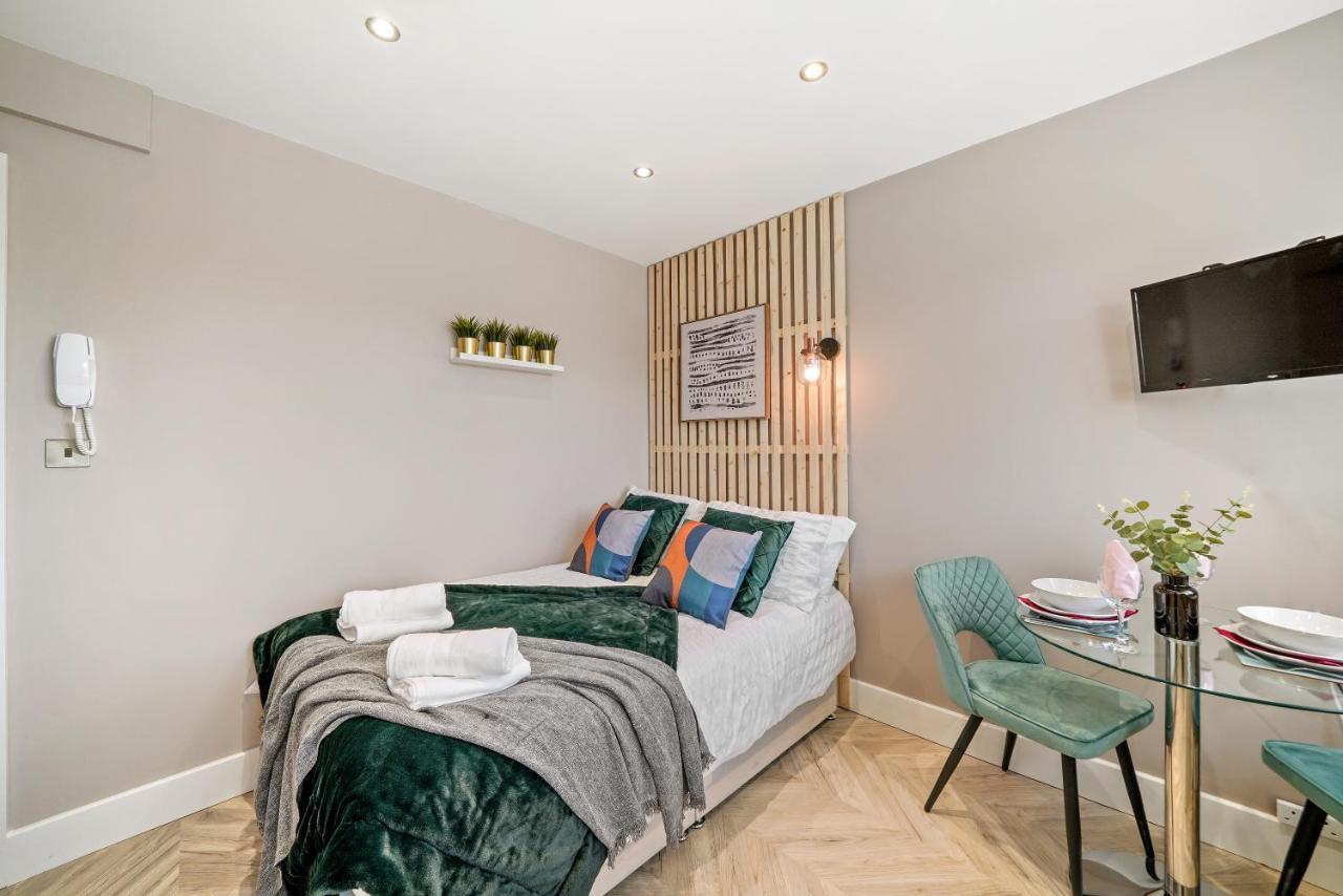 Cosy Heathrow Studios - Parking - Garden London Ngoại thất bức ảnh