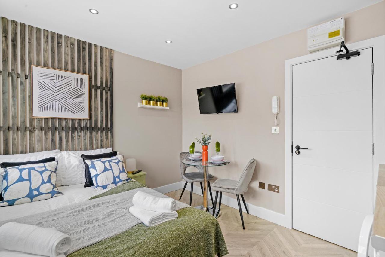 Cosy Heathrow Studios - Parking - Garden London Ngoại thất bức ảnh