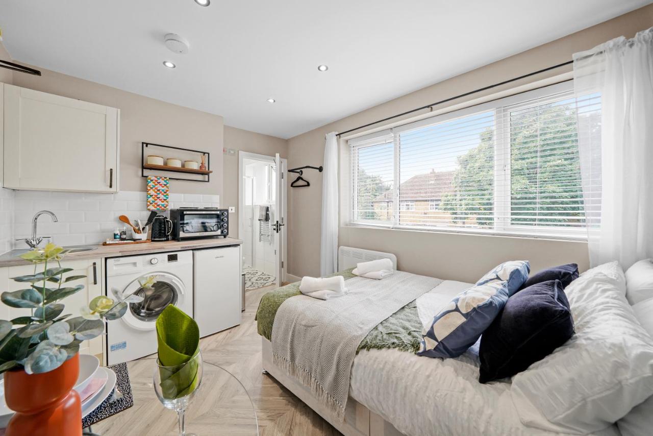 Cosy Heathrow Studios - Parking - Garden London Ngoại thất bức ảnh