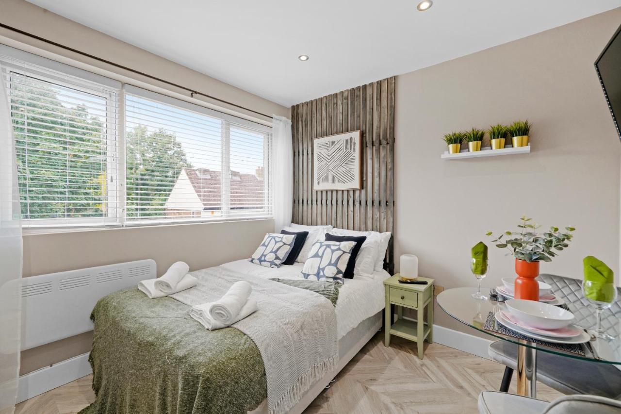 Cosy Heathrow Studios - Parking - Garden London Ngoại thất bức ảnh