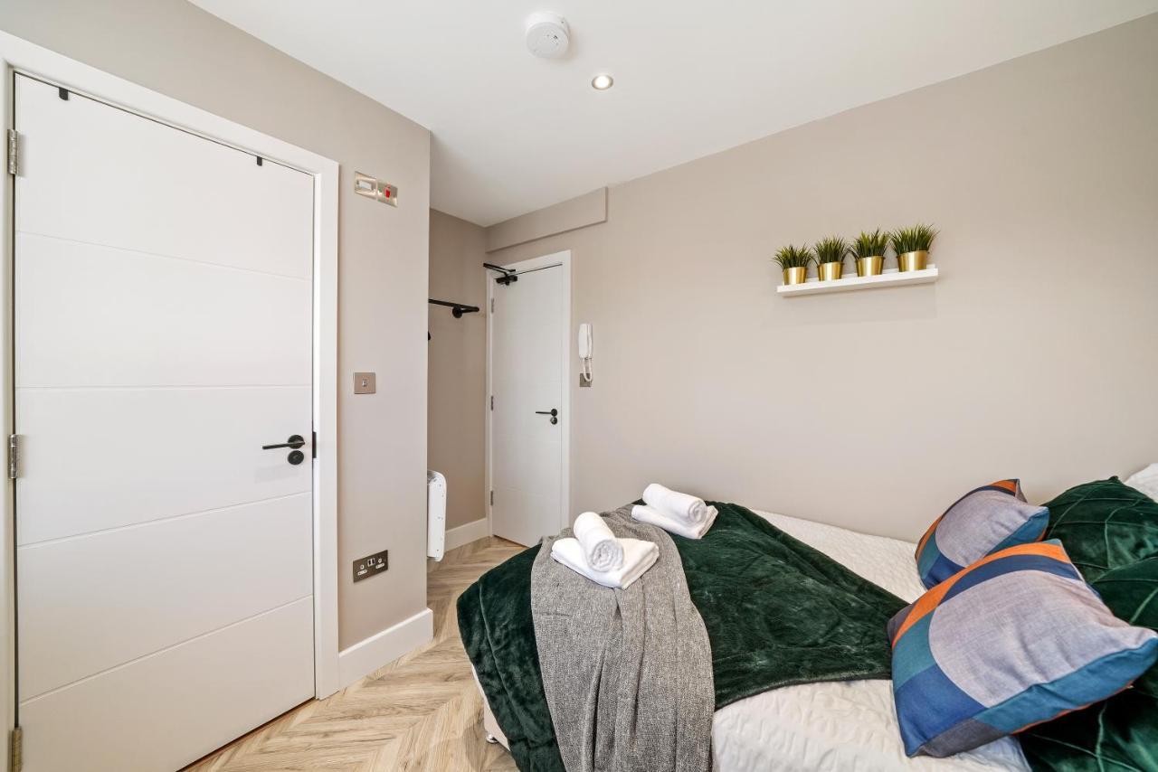 Cosy Heathrow Studios - Parking - Garden London Ngoại thất bức ảnh